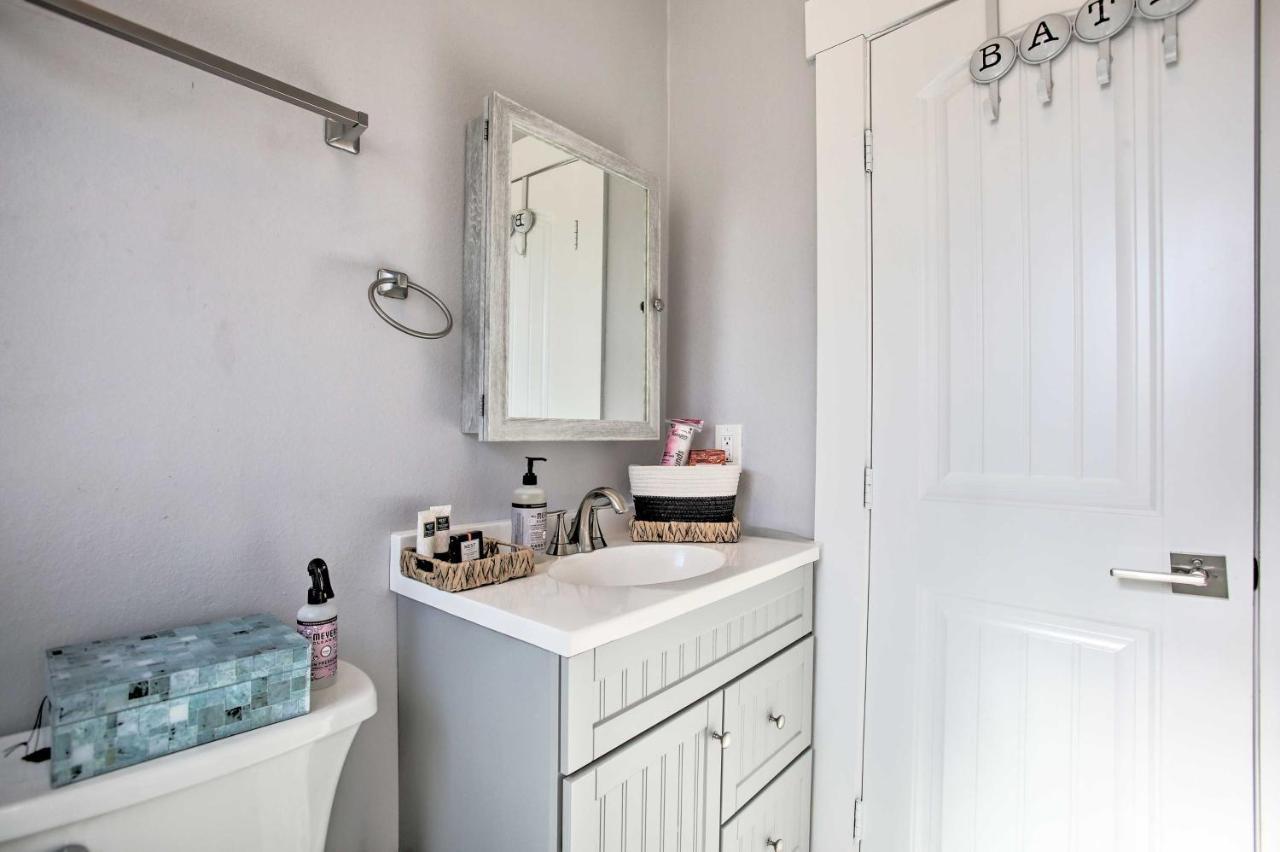 Cozy Beach Bungalow Near Galveston Seawall And Pier Εξωτερικό φωτογραφία